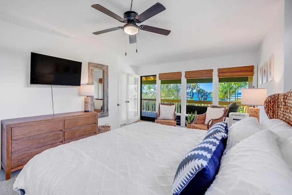 Holiday home Honu He'E Nalu - The Surfing Turtle - Ocean & Beachfront! Stunning Views! Koloa
