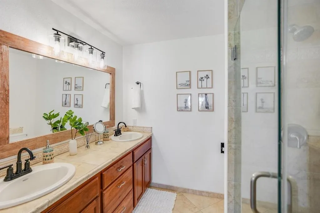 Holiday home Honu He'E Nalu - The Surfing Turtle - Ocean & Beachfront! Stunning Views! Koloa